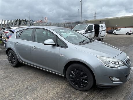 2010 VAUXHALL ASTRA EXCLUSIV SILVER