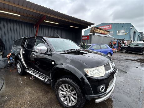 2013 MITSUBISHI L200 BARBARIAN DI-D LB DCB 4X4 AUTO BLACK