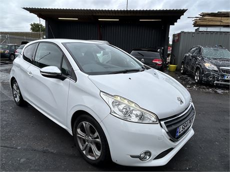 2014 PEUGEOT 208 ALLURE PURETECH VTI 82 WHITE